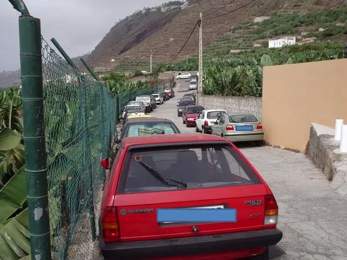Foto coches acceso El Rincón