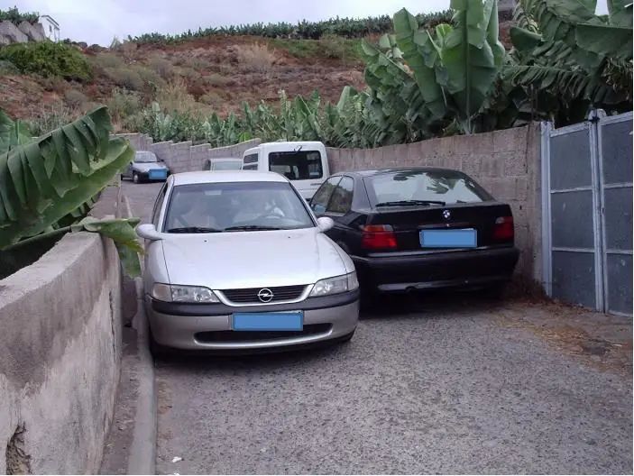 Foto coches acceso El Bollullo